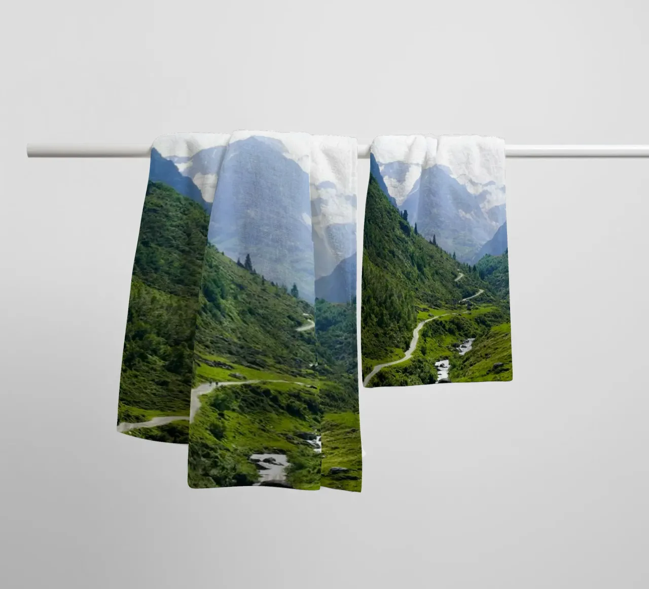 Das grüne Tal asciugamano da bagno da Flo Klein