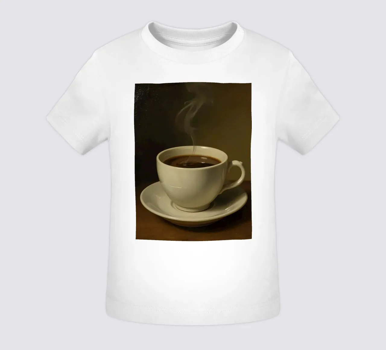 Tazza da caffè con vapore appoggiata su un piattino in un ambiente caldo maglietta neonato da DesignDoodle