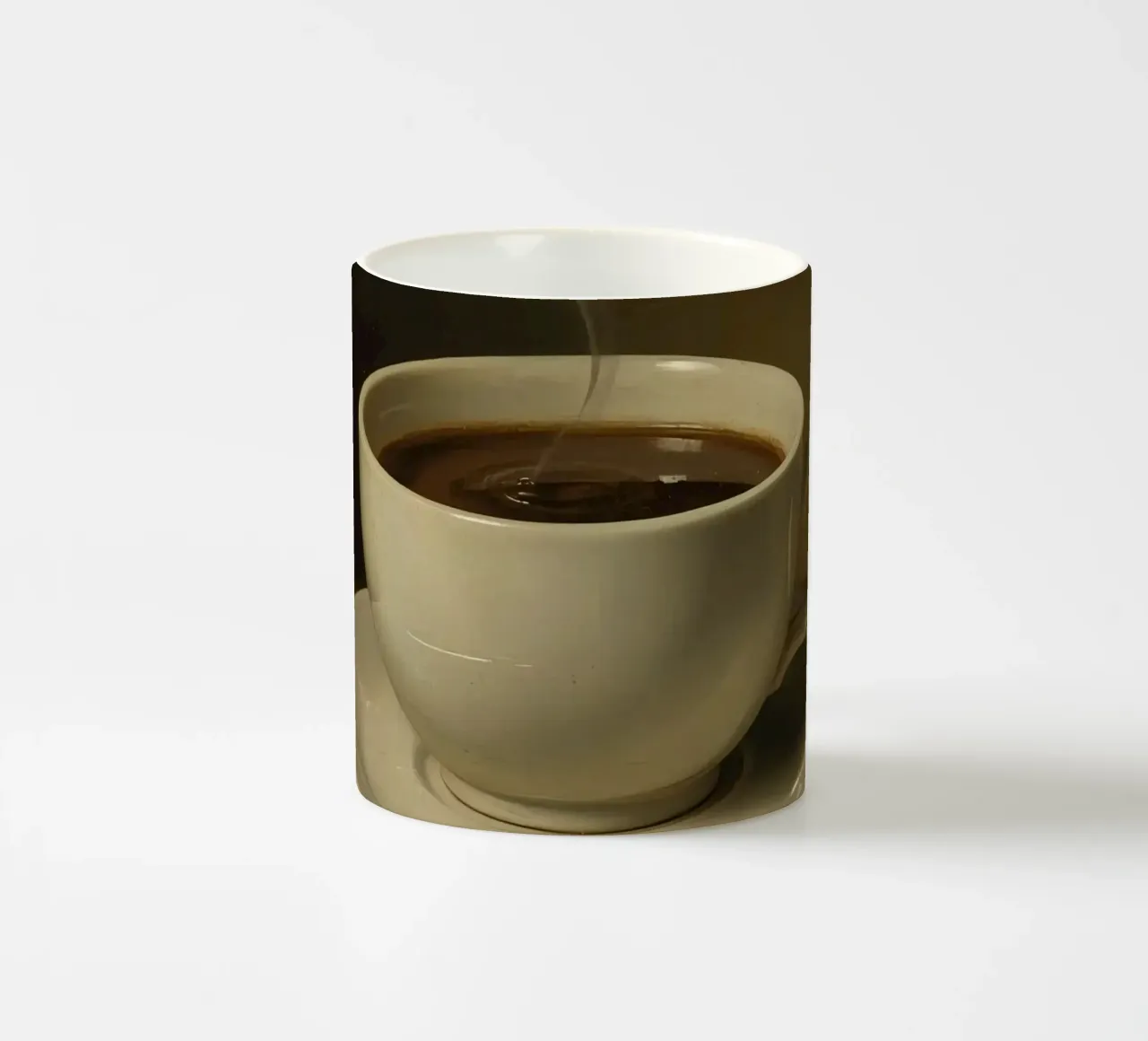 Tazza da caffè con vapore appoggiata su un piattino in un ambiente caldo tazza in ceramica da DesignDoodle