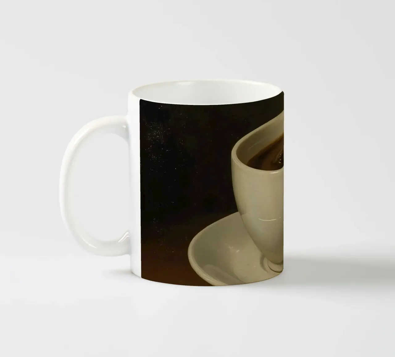 Tazza da caffè con vapore appoggiata su un piattino in un ambiente caldo tazza in ceramica da DesignDoodle