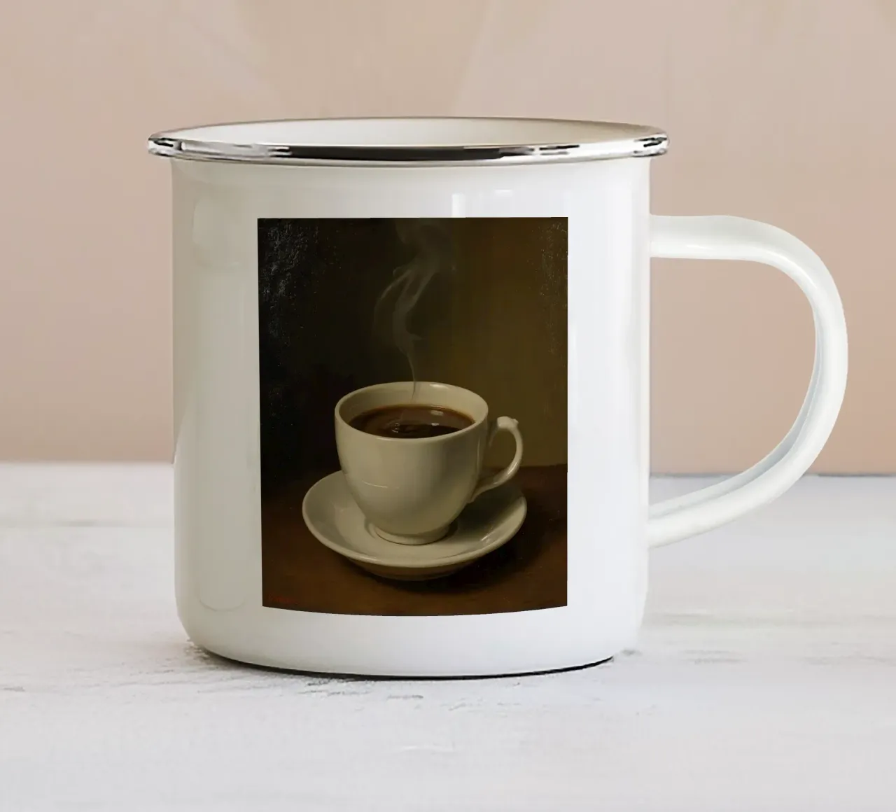 Tazza da caffè con vapore appoggiata su un piattino in un ambiente caldo tazza in smalto da DesignDoodle