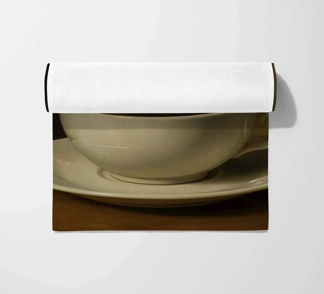 Tazza da caffè con vapore appoggiata su un piattino in un ambiente caldo telo mare da DesignDoodle