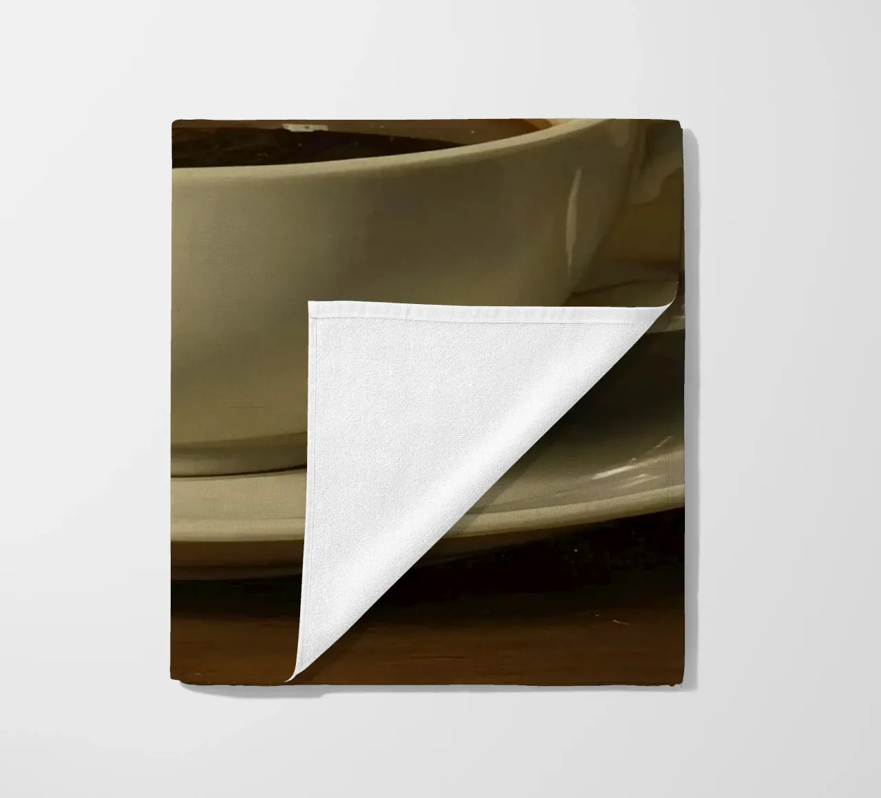 Tazza da caffè con vapore appoggiata su un piattino in un ambiente caldo telo mare da DesignDoodle