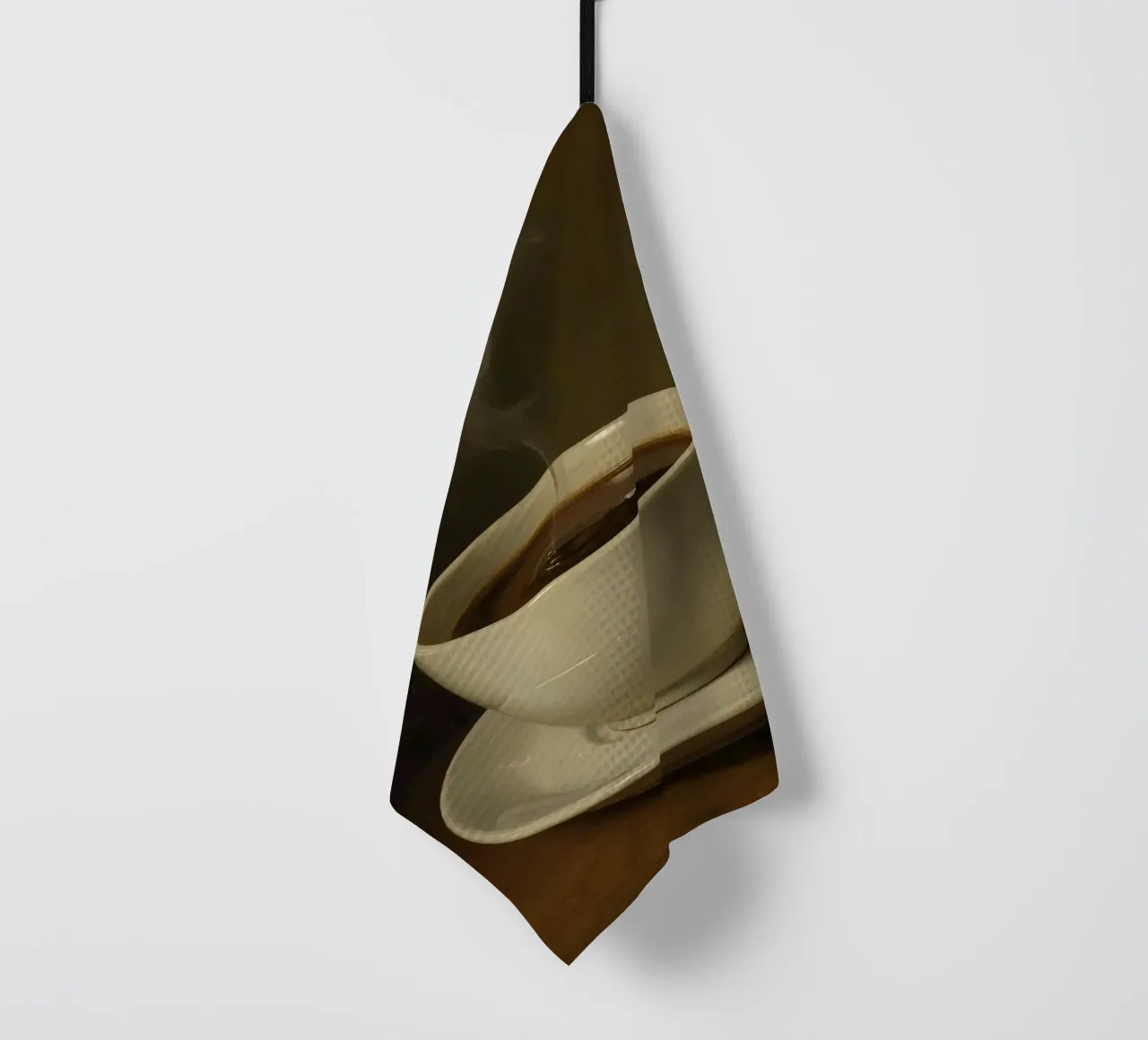 Tazza da caffè con vapore appoggiata su un piattino in un ambiente caldo canovaccio da cucina da DesignDoodle