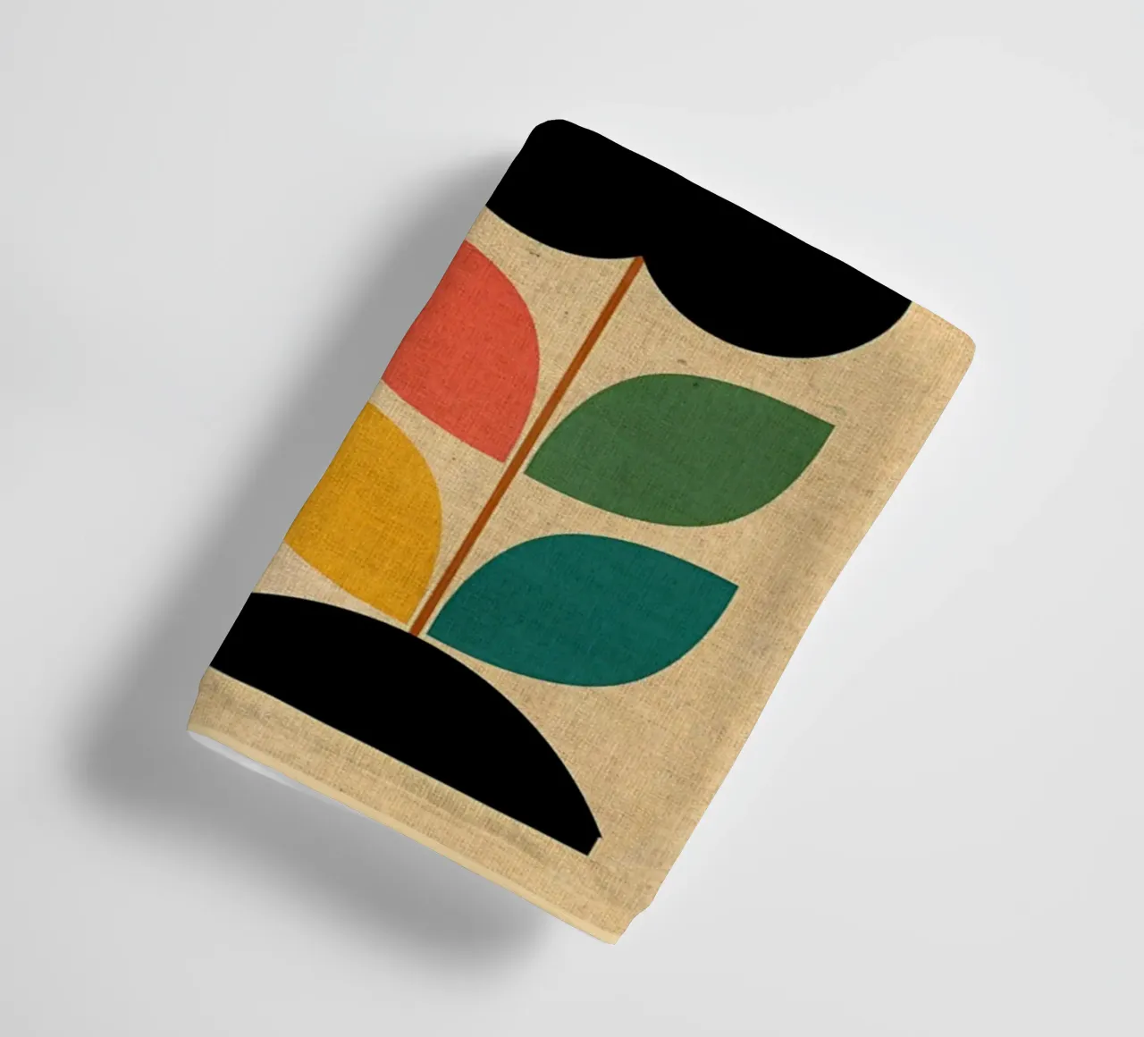 Illustrazione retrò di fiori e arcobaleno asciugamano da bagno da Edson Studio