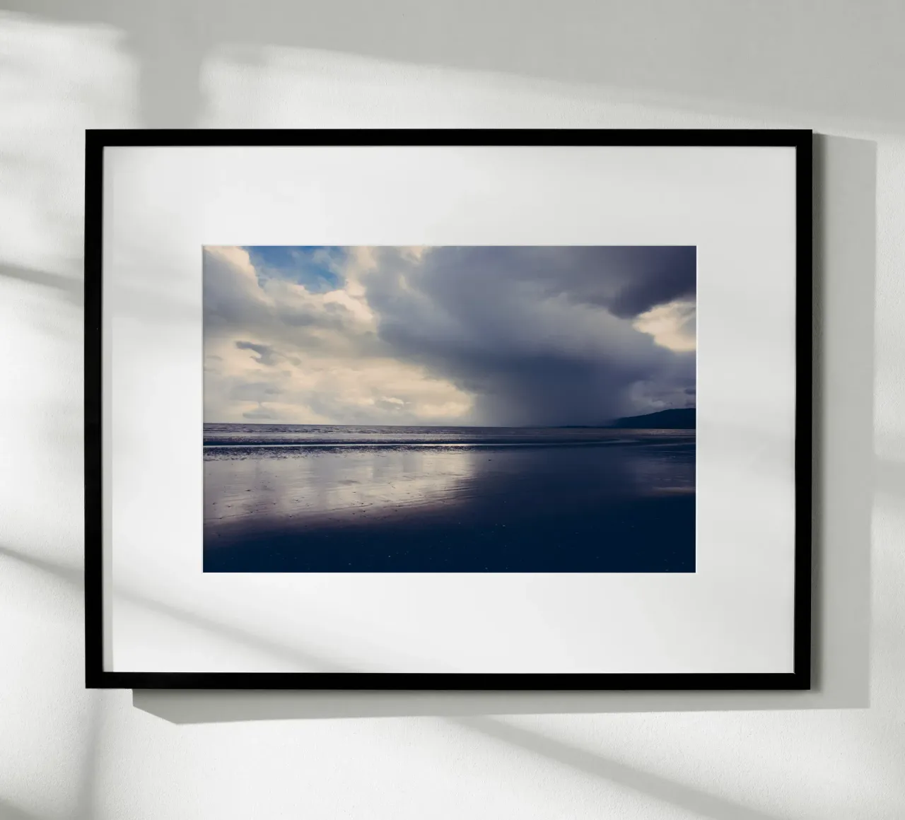 Sussurri d'inverno, paesaggio del Nord poster con telaio in plastica da Wanderlust Vibes