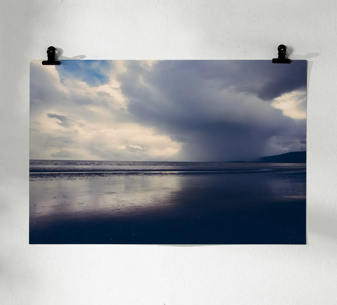 Sussurri d'inverno, paesaggio del Nord poster con telaio in plastica da Wanderlust Vibes