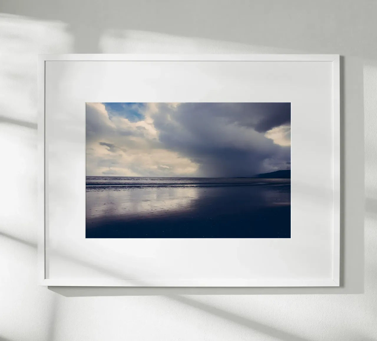 Sussurri d'inverno, paesaggio del Nord poster con telaio in plastica da Wanderlust Vibes