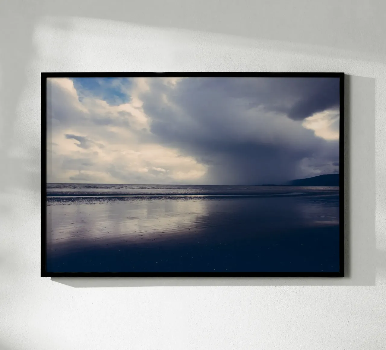 Sussurri d'inverno, paesaggio del Nord poster con telaio in plastica da Wanderlust Vibes
