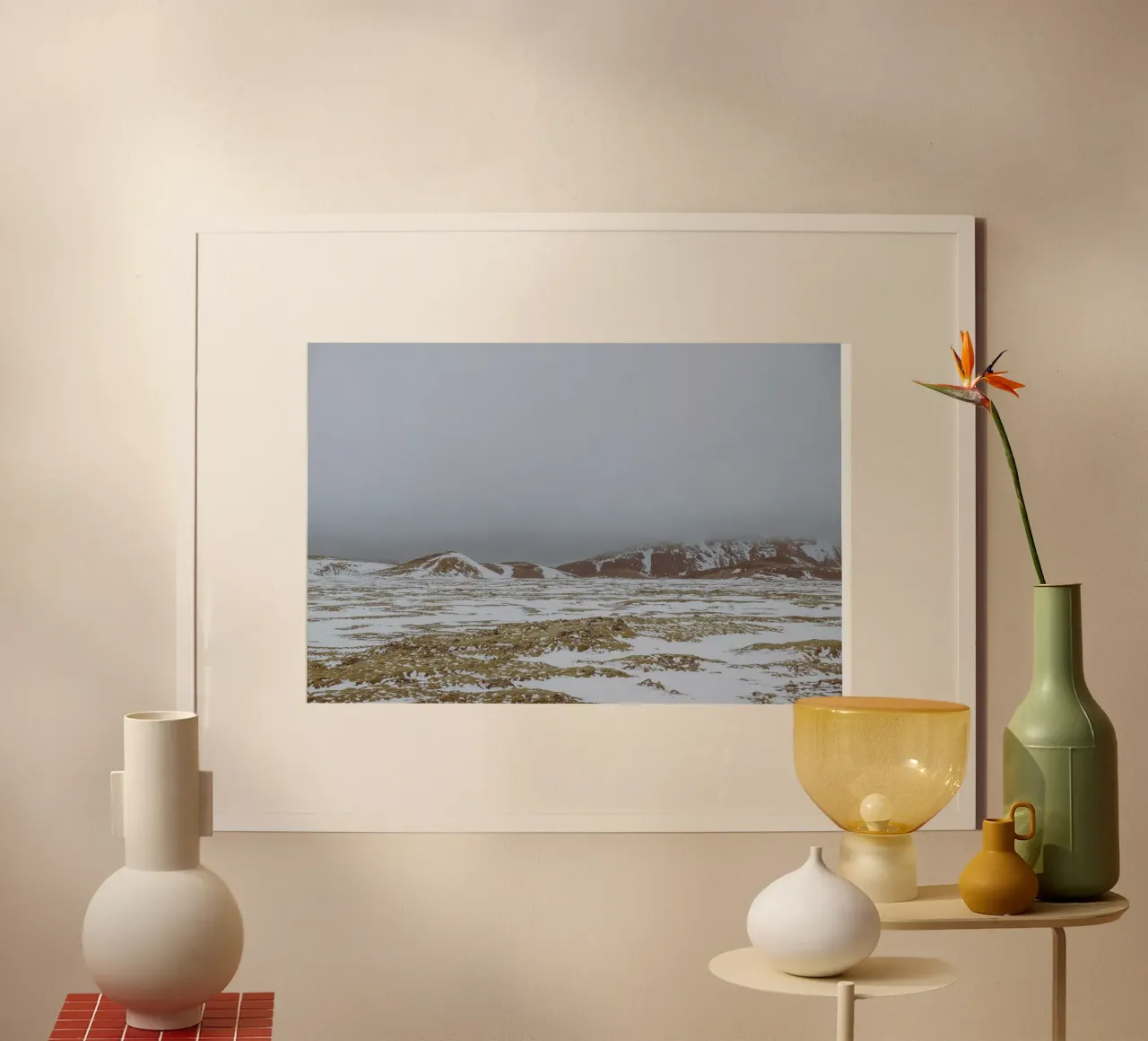 Sussurri d'inverno, paesaggio del Nord poster con telaio in plastica da Wanderlust Vibes