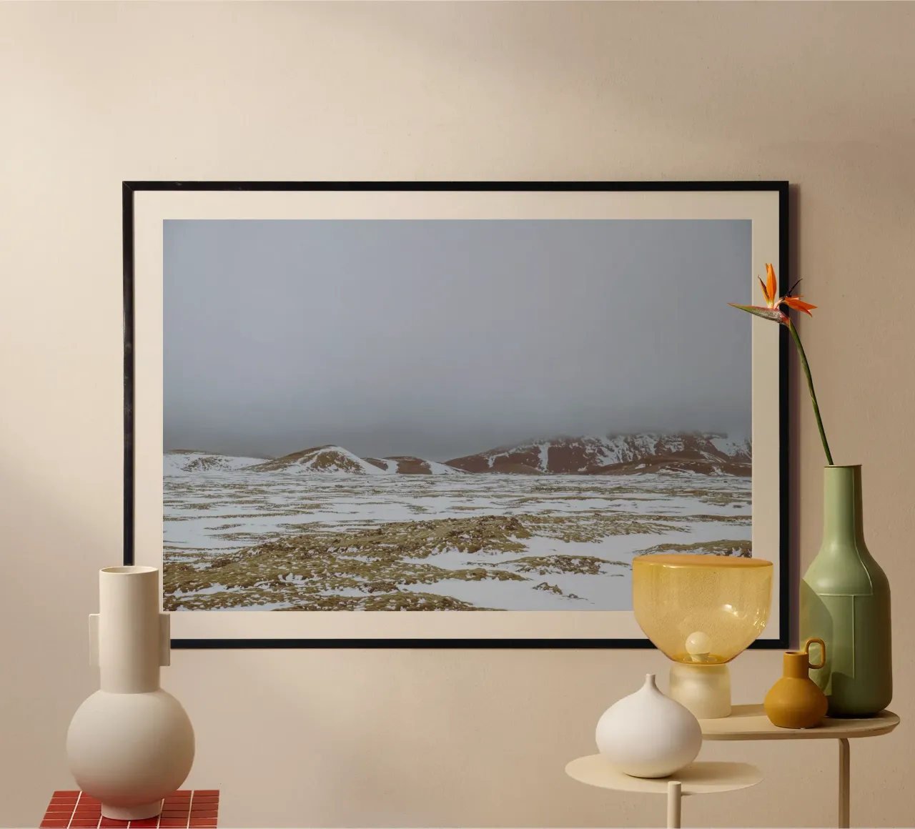 Sussurri d'inverno, paesaggio del Nord poster con telaio in plastica da Wanderlust Vibes