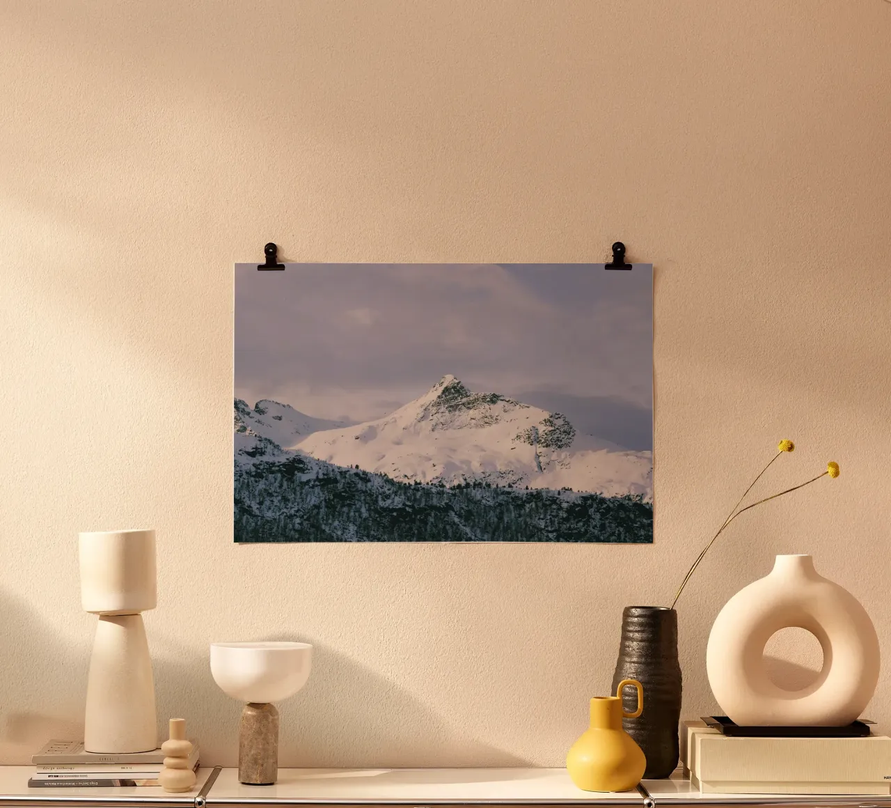 Sussurri d'inverno, paesaggio del Nord poster con telaio in alluminio da Wanderlust Vibes