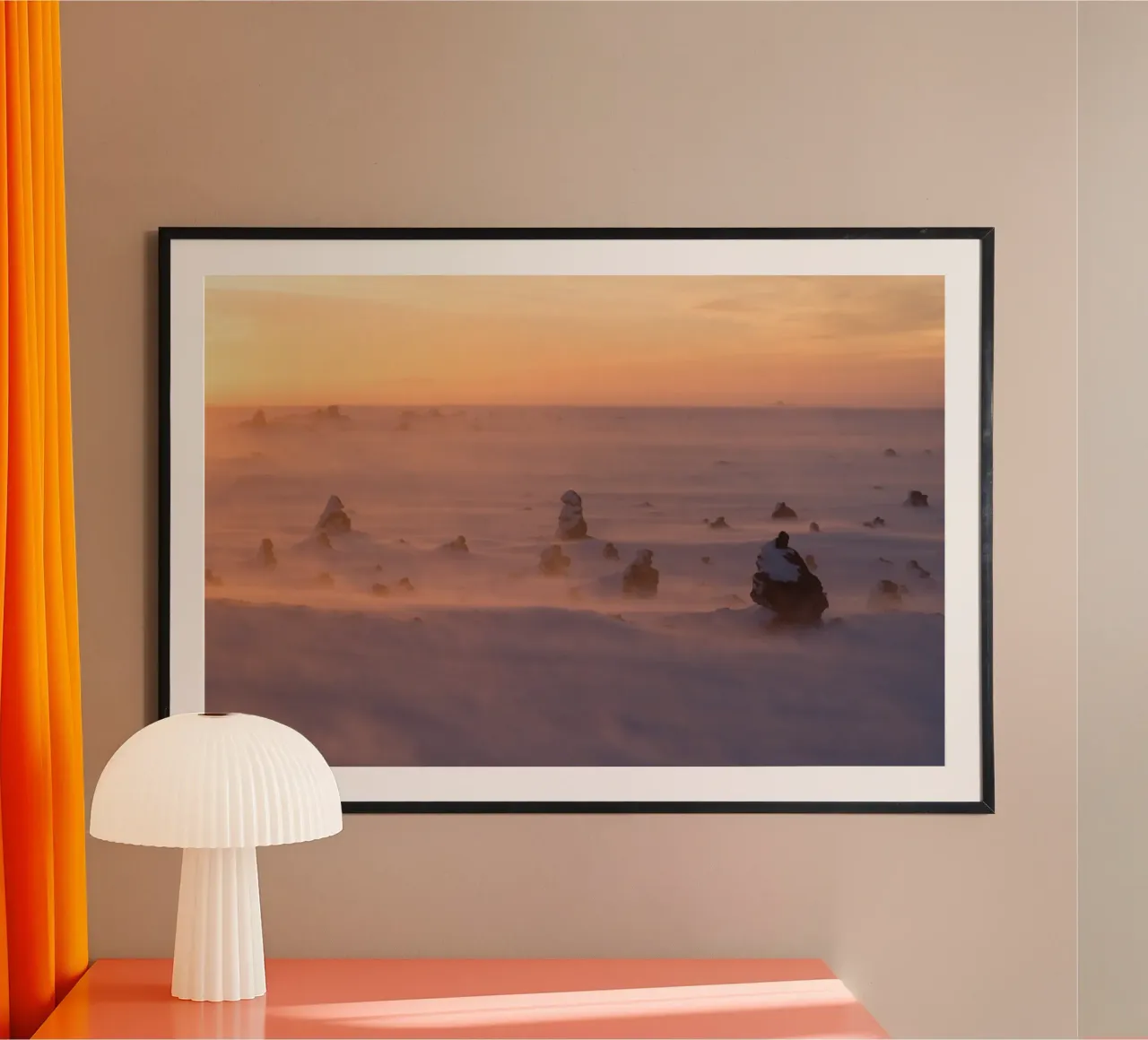 Sussurri d'inverno, paesaggio del Nord poster con telaio in plastica da Wanderlust Vibes