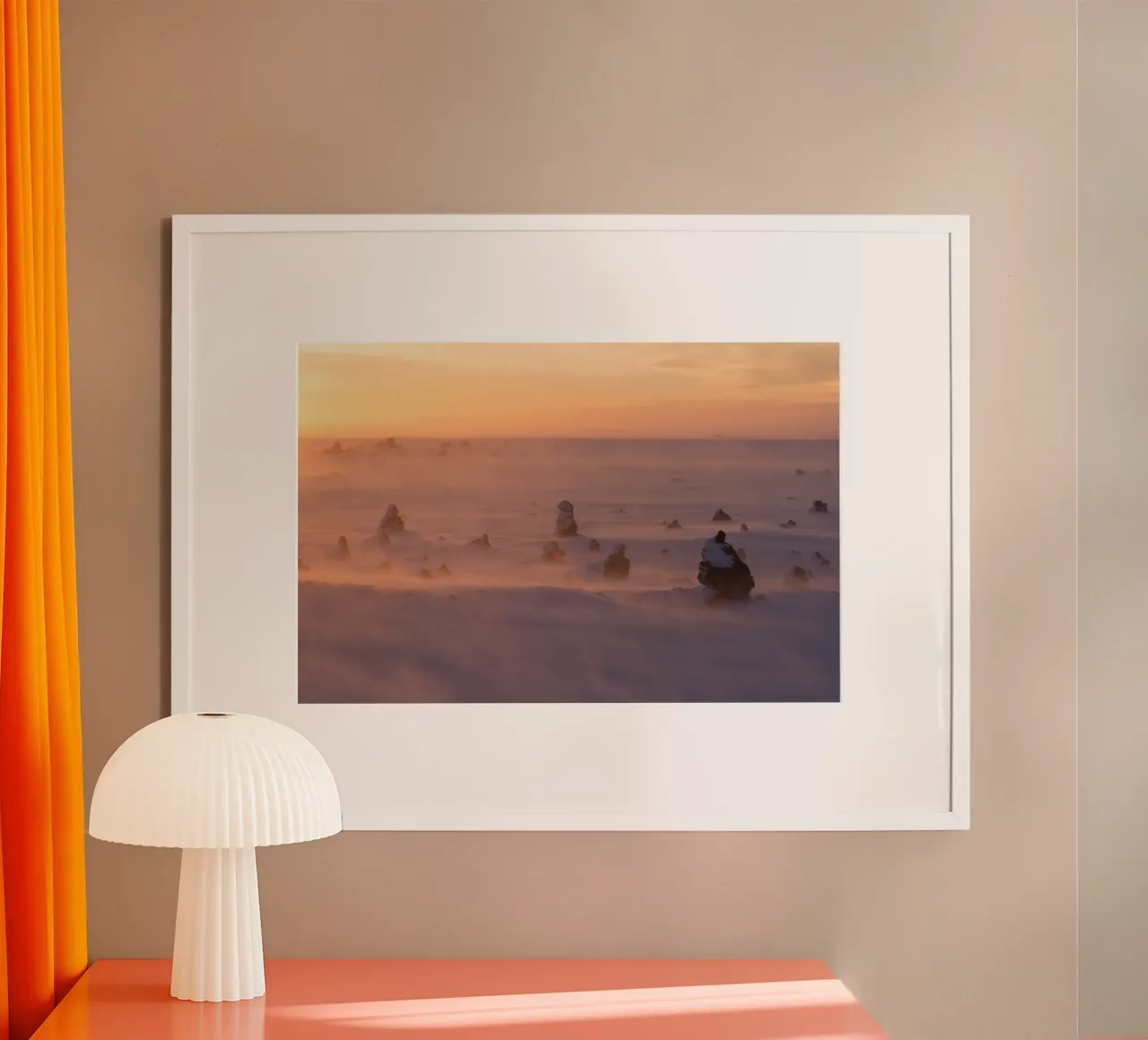 Sussurri d'inverno, paesaggio del Nord poster con telaio in plastica da Wanderlust Vibes