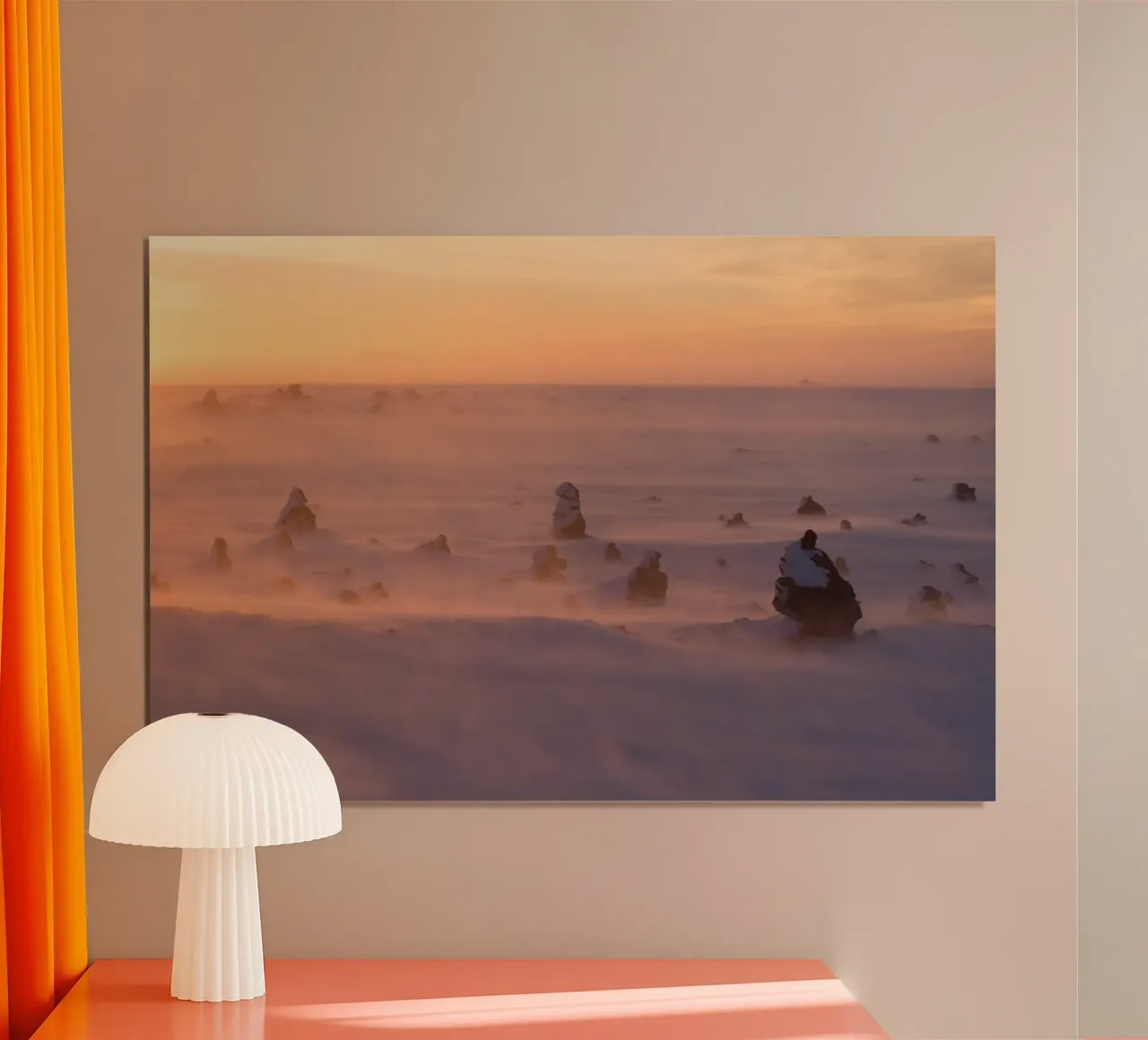 Sussurri d'inverno, paesaggio del Nord poster con telaio in plastica da Wanderlust Vibes