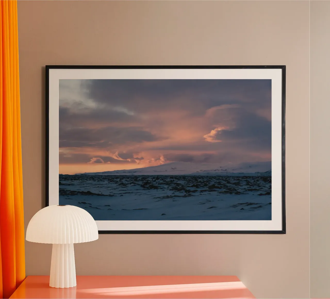 Sussurri d'inverno, paesaggio del Nord poster con telaio in plastica da Wanderlust Vibes