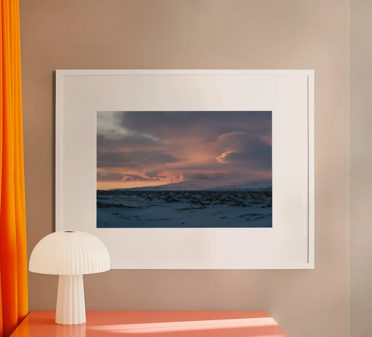 Sussurri d'inverno, paesaggio del Nord poster con telaio in plastica da Wanderlust Vibes