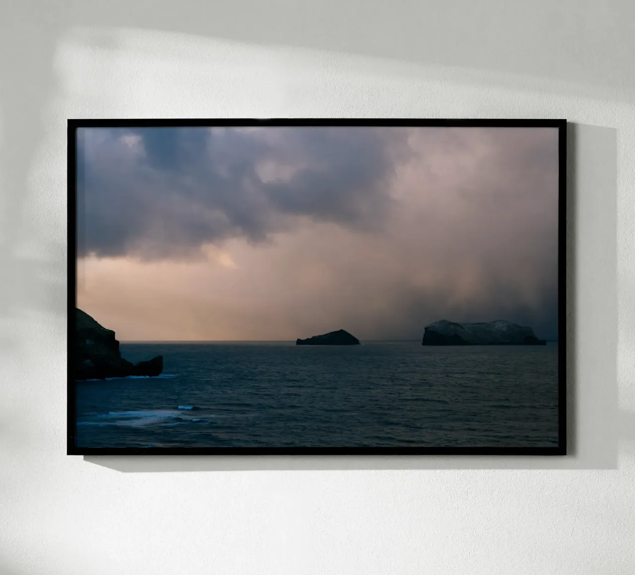Sussurri d'inverno, paesaggio del Nord poster con telaio in legno da Wanderlust Vibes