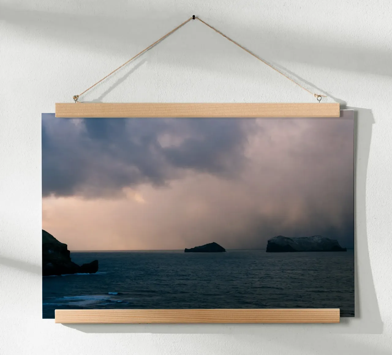 Sussurri d'inverno, paesaggio del Nord poster con telaio in legno da Wanderlust Vibes