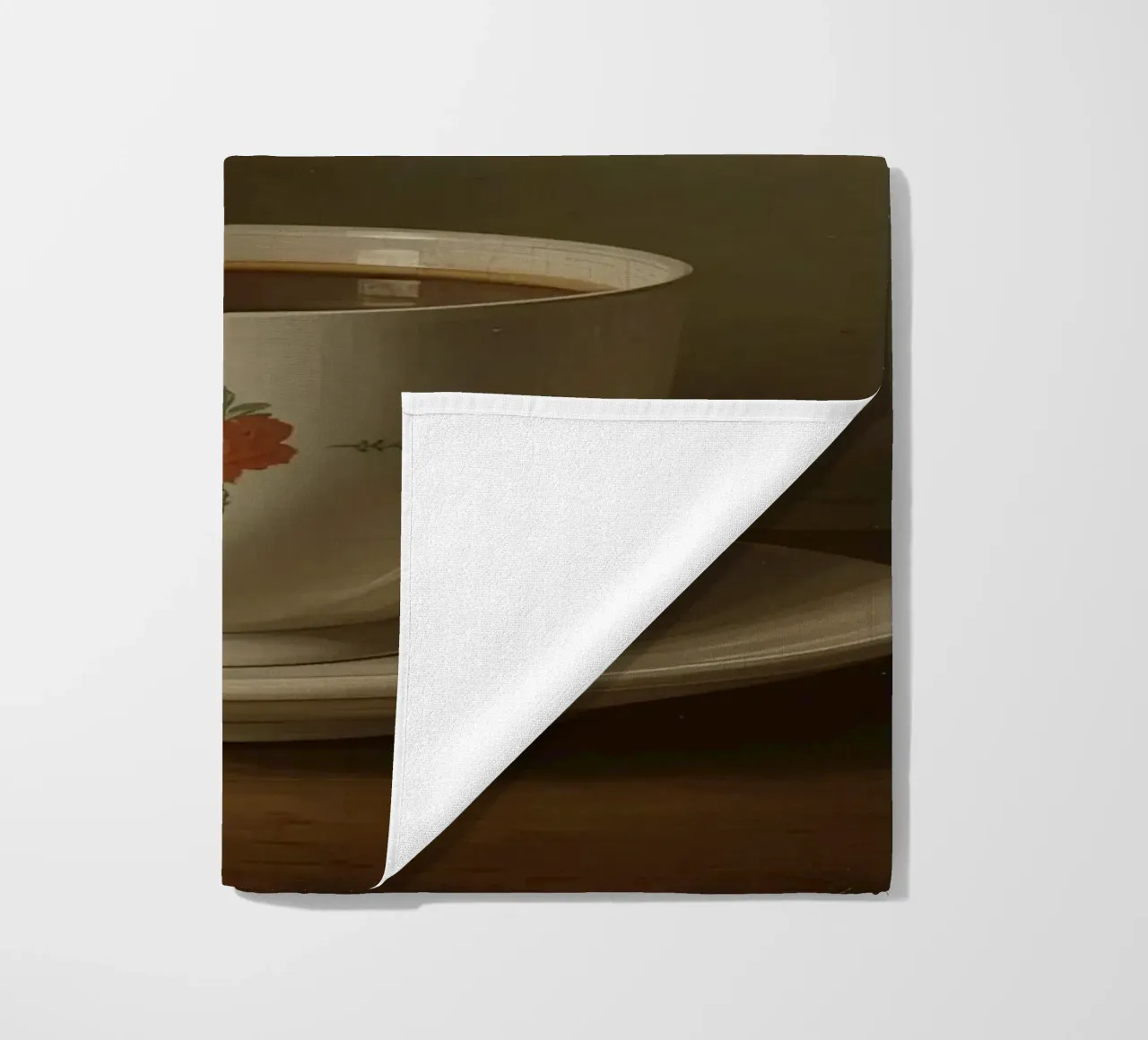 Tazza di caffè calda appoggiata su un piattino con un leggero vapore telo mare da DesignDoodle