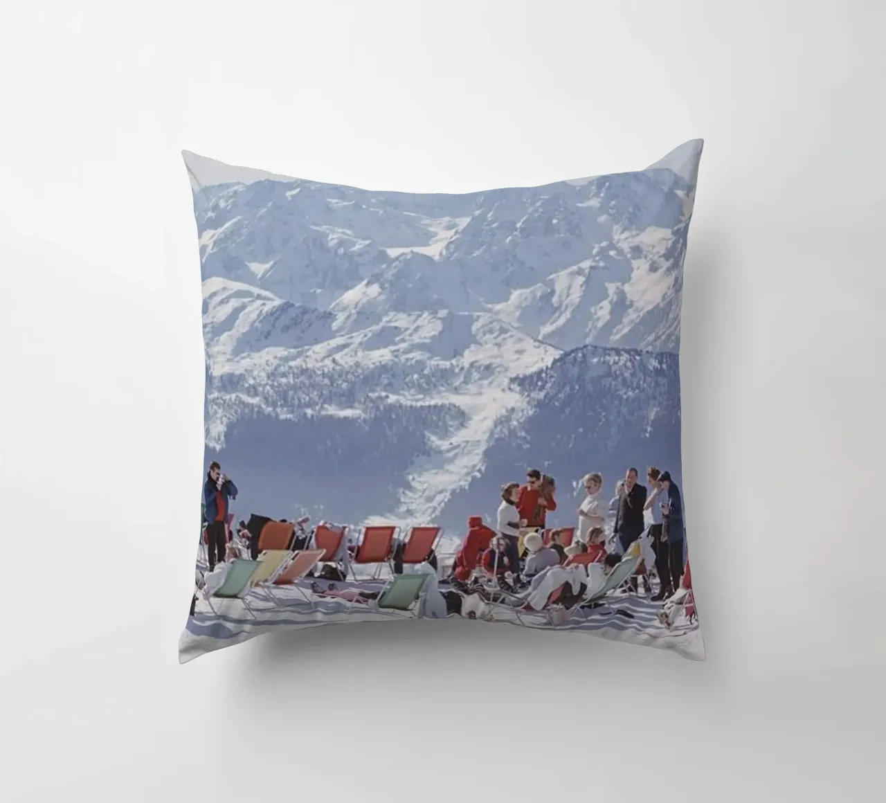 Festa in montagna sulla neve cuscino da Longoria Studio
