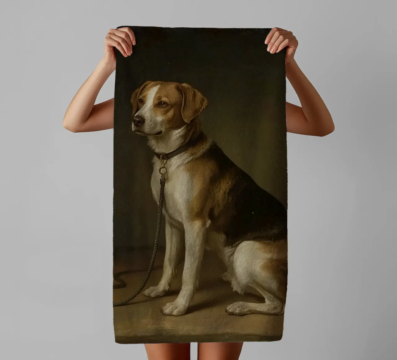 Chien dans une pose classique sur fond sombre serviette de bain de DesignDoodle