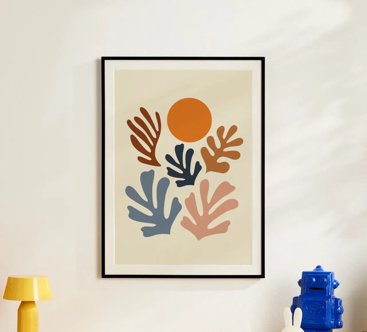 Forme organiche e sole astratto di ispirazione matissiana poster con telaio in plastica da homdeco