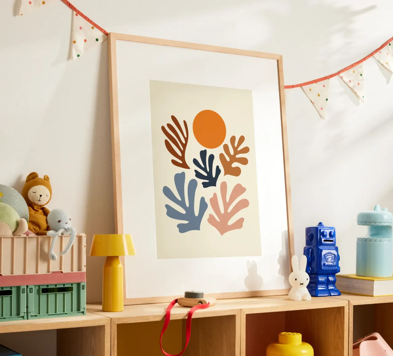 Forme organiche e sole astratto di ispirazione matissiana poster con telaio in plastica da homdeco