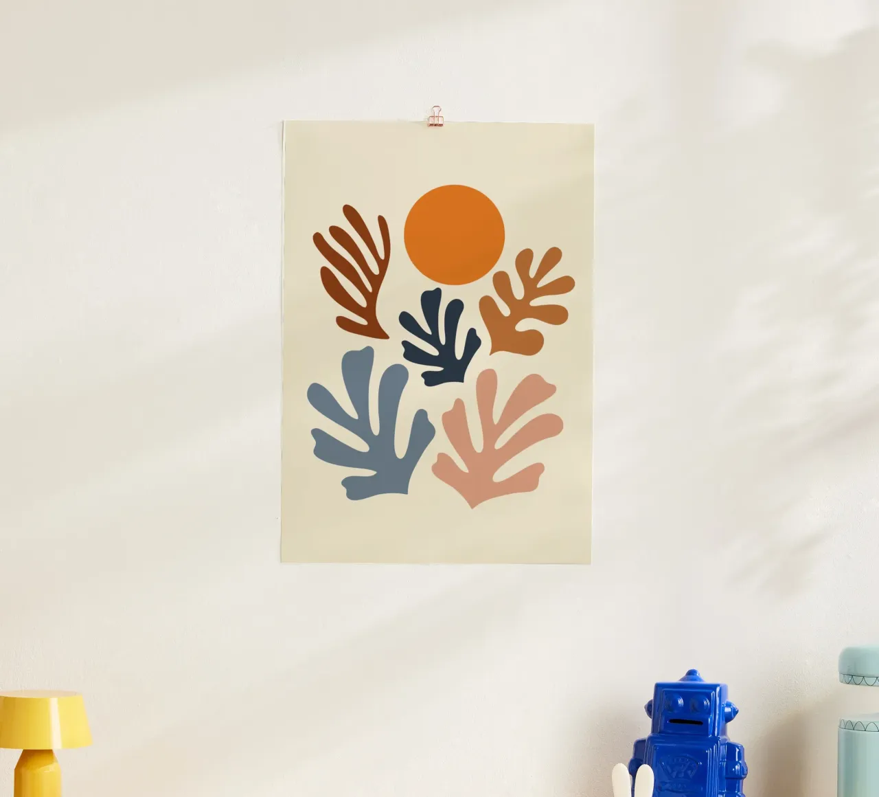 Forme organiche e sole astratto di ispirazione matissiana poster con telaio in plastica da homdeco