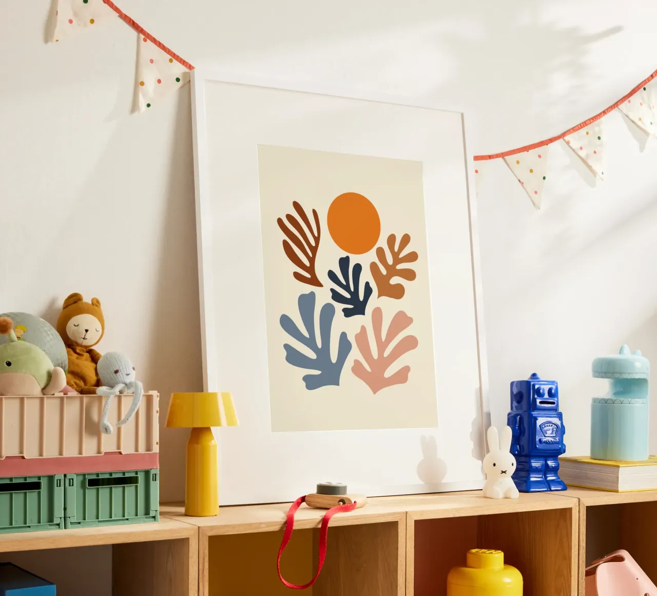 Forme organiche e sole astratto di ispirazione matissiana poster con telaio in plastica da homdeco