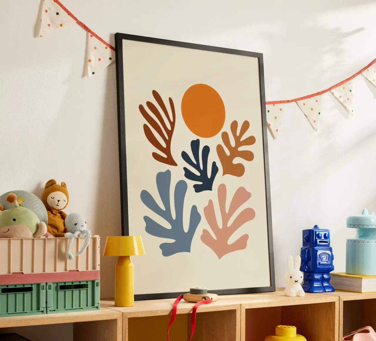 Forme organiche e sole astratto di ispirazione matissiana poster con telaio in plastica da homdeco