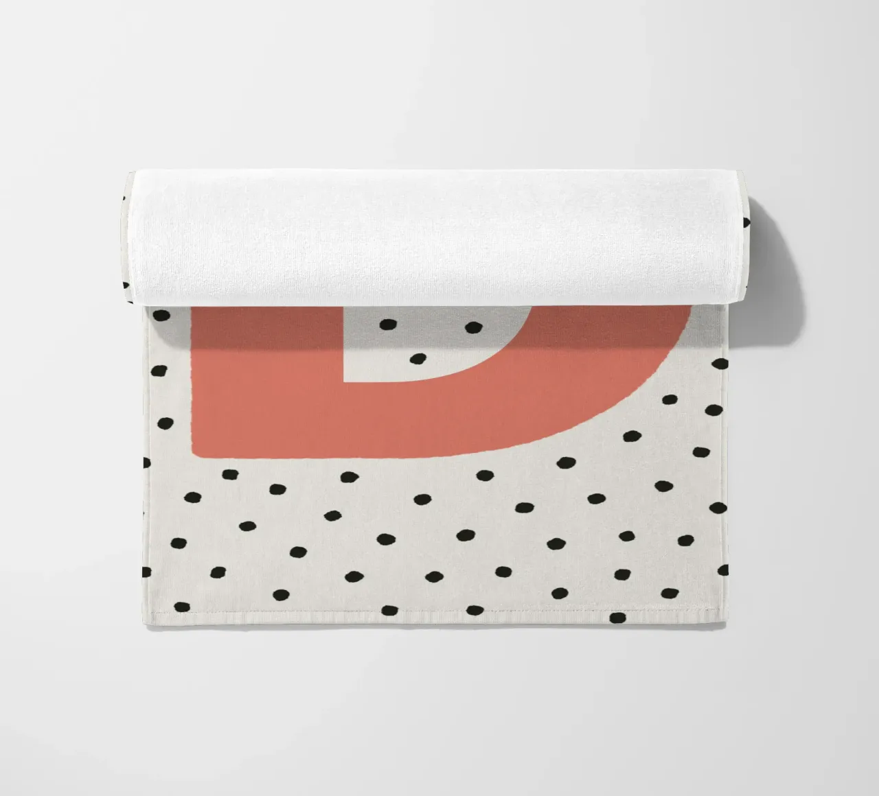 Iniziale D su pois - Design minimalista telo mare da KidzStudio
