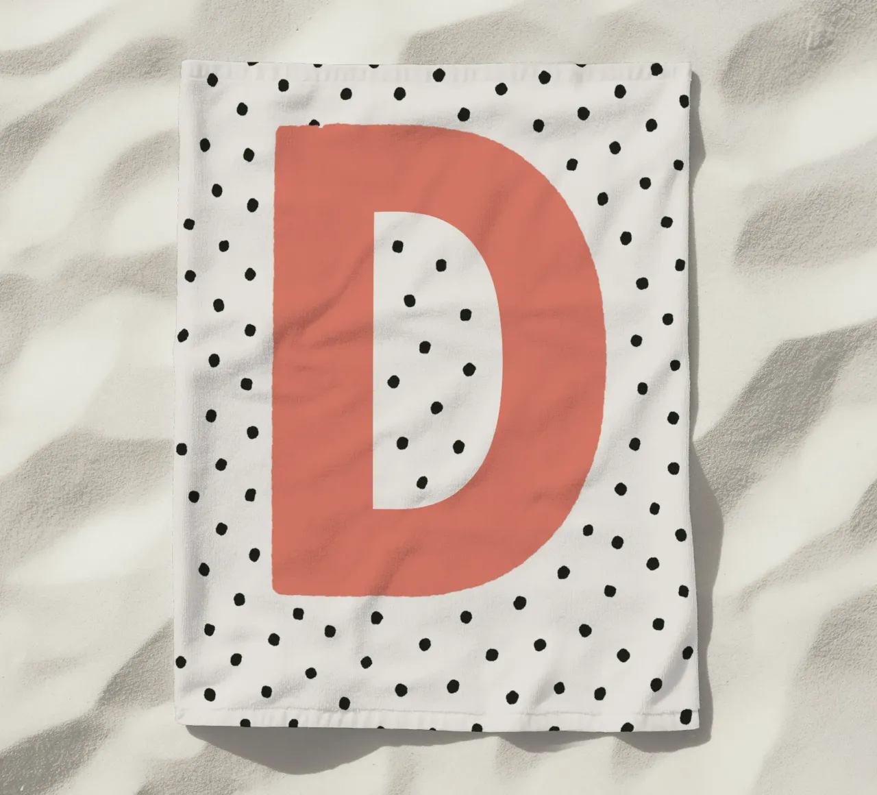 Iniziale D su pois - Design minimalista telo mare da KidzStudio
