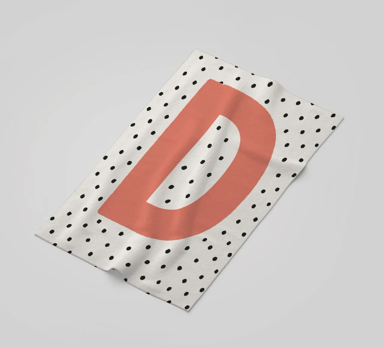 Iniziale D su pois - Design minimalista telo mare da KidzStudio