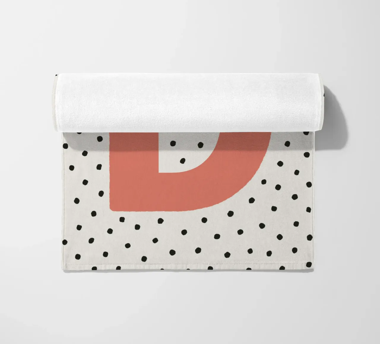 Iniziale D su pois - Design minimalista telo mare da KidzStudio
