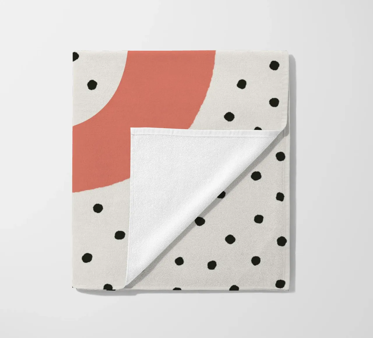 Iniziale D su pois - Design minimalista telo mare da KidzStudio