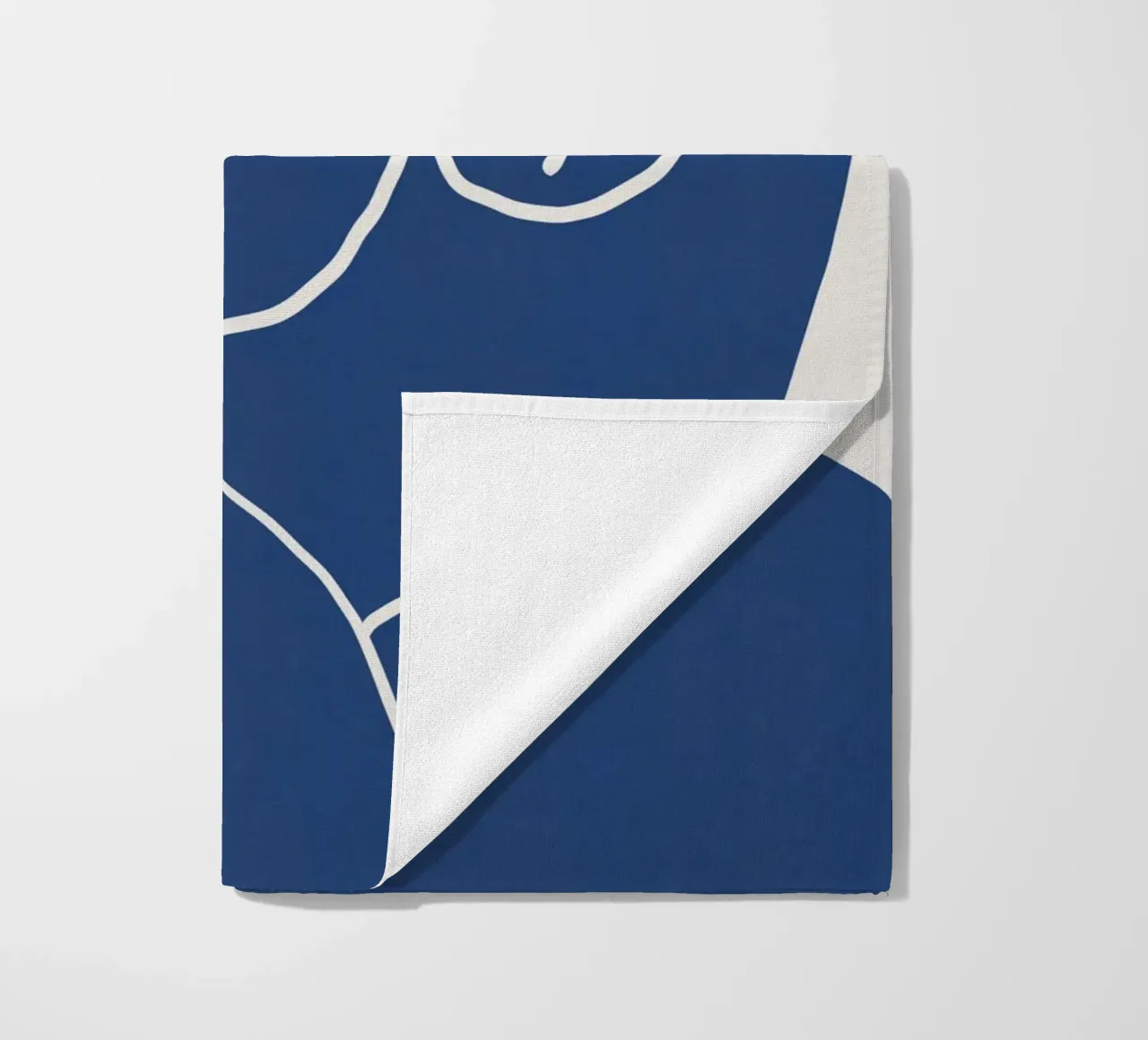 Modello in blu telo mare da Little Dean