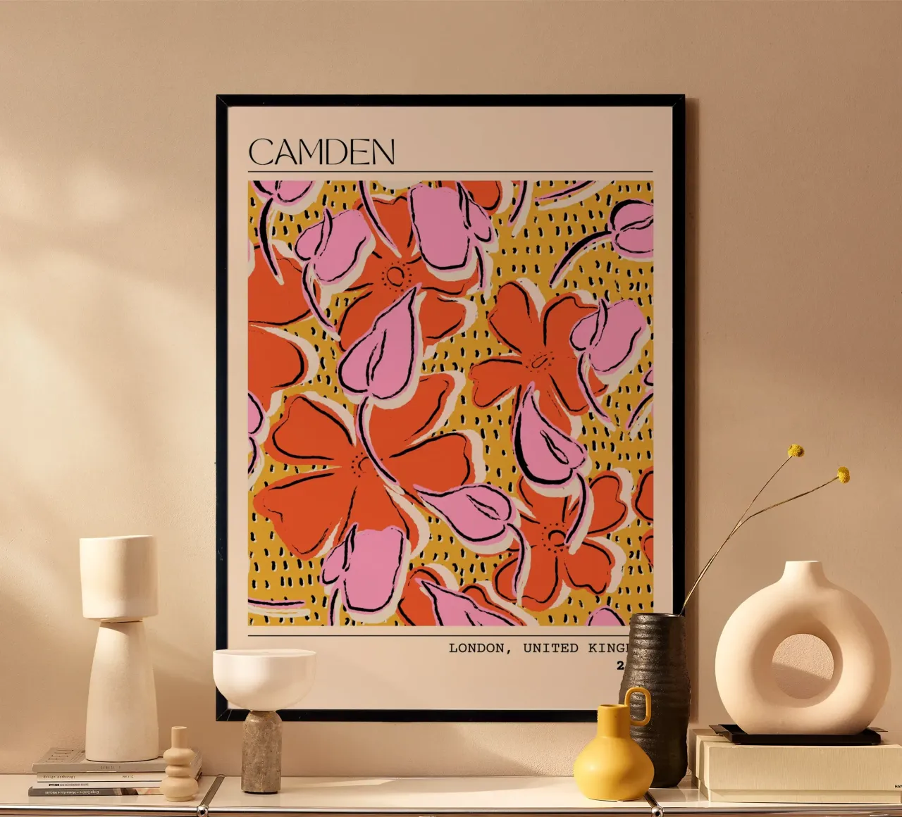 Stampa pop art astratta floreale di Camden London poster con telaio in alluminio da homdeco