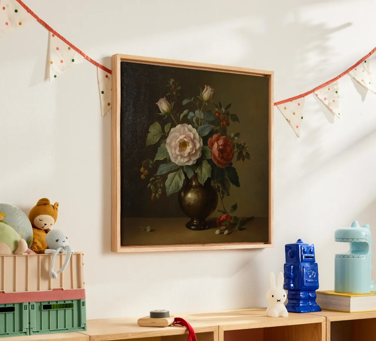 composizione floreale classica con rose in un vaso scuro tela con Cornice a cassetta da DesignDoodle