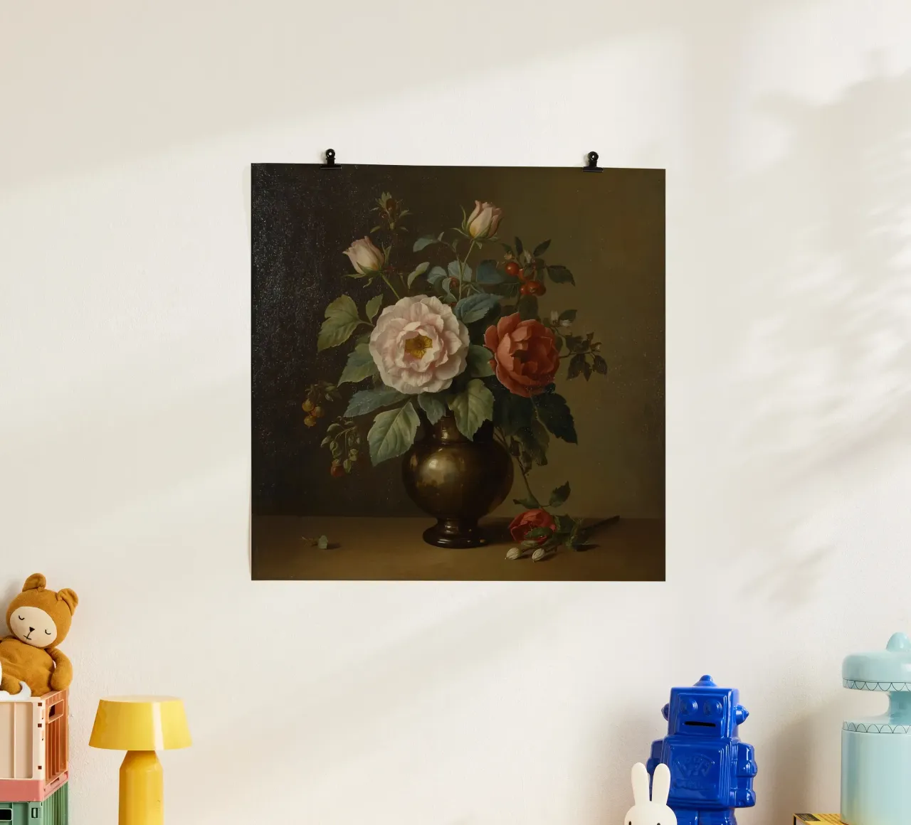 composizione floreale classica con rose in un vaso scuro poster con telaio in plastica da DesignDoodle
