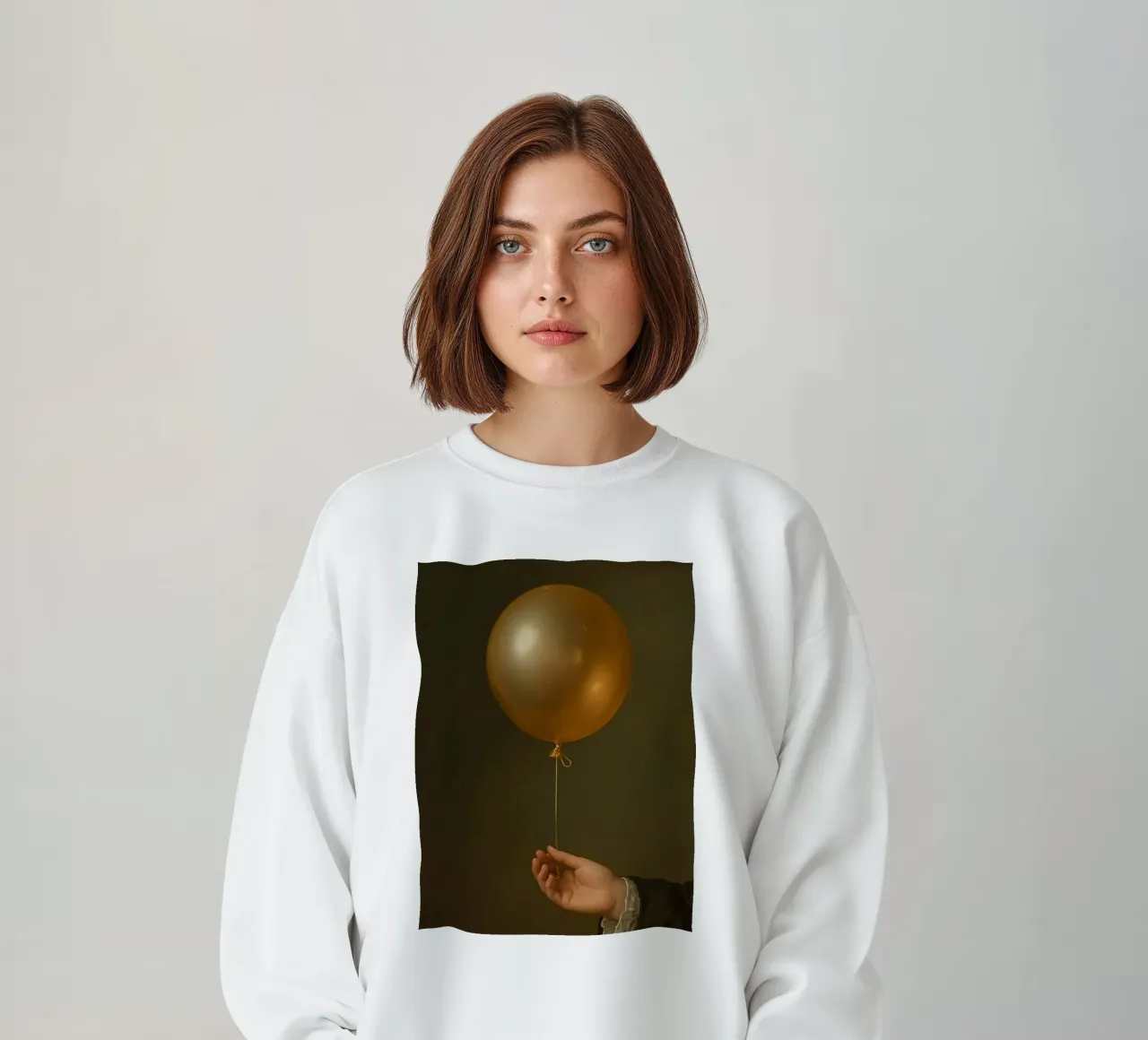 Pallone d'oro tenuto da una mano su uno sfondo scuro felpa da DesignDoodle