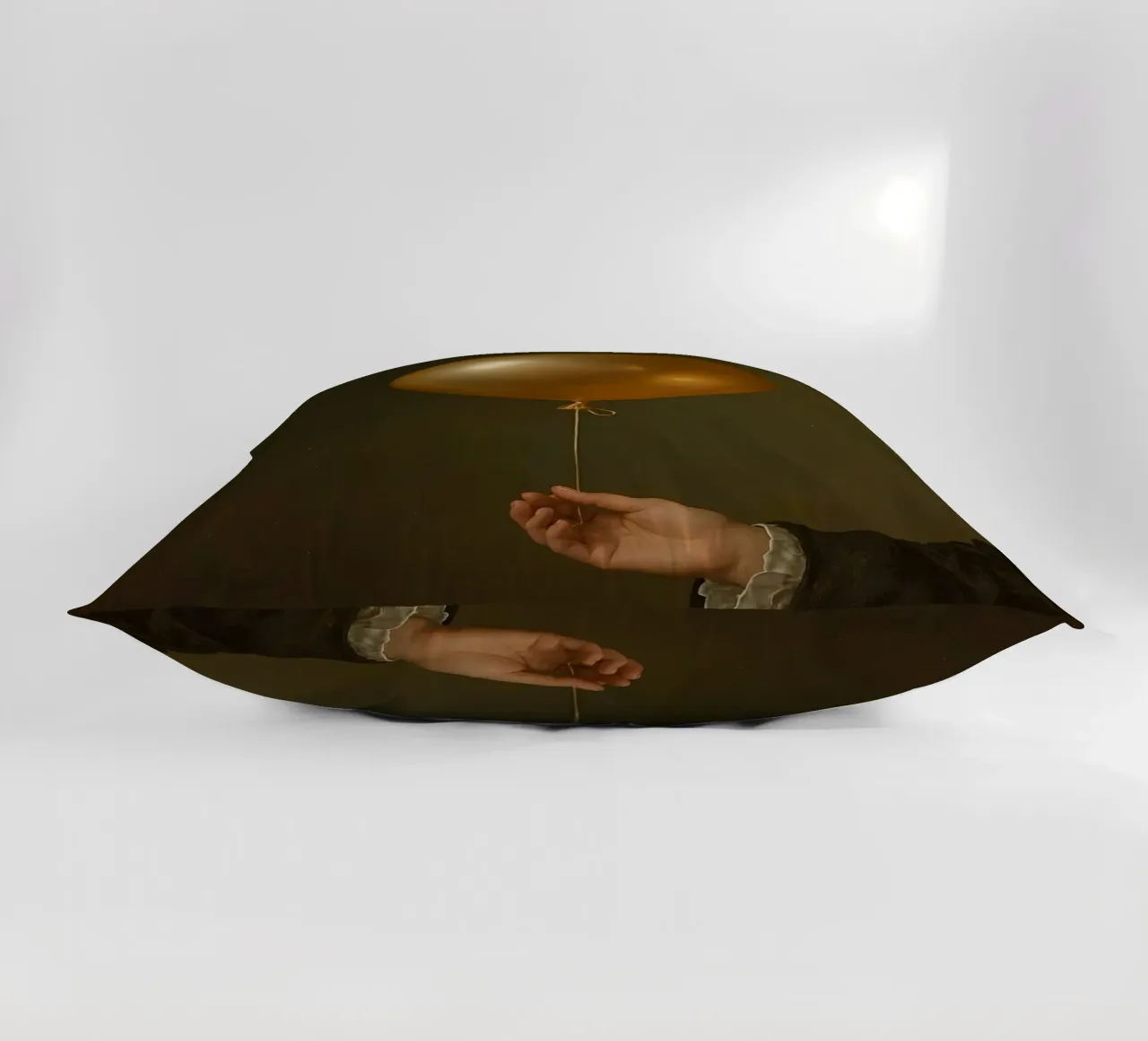 Pallone d'oro tenuto da una mano su uno sfondo scuro cuscino da DesignDoodle