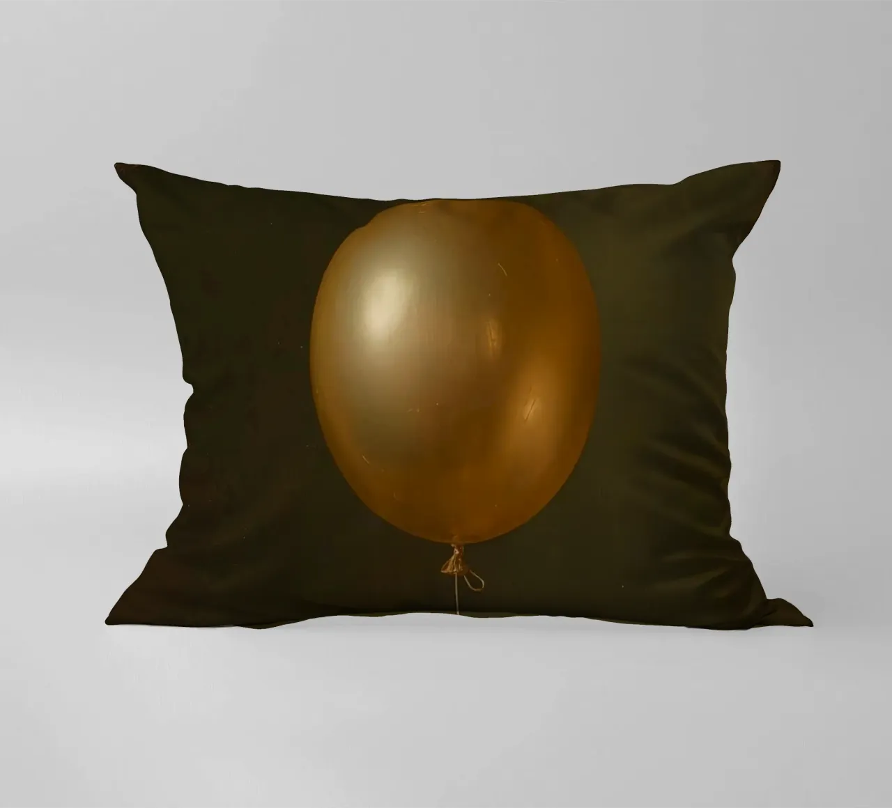 Pallone d'oro tenuto da una mano su uno sfondo scuro cuscino da DesignDoodle