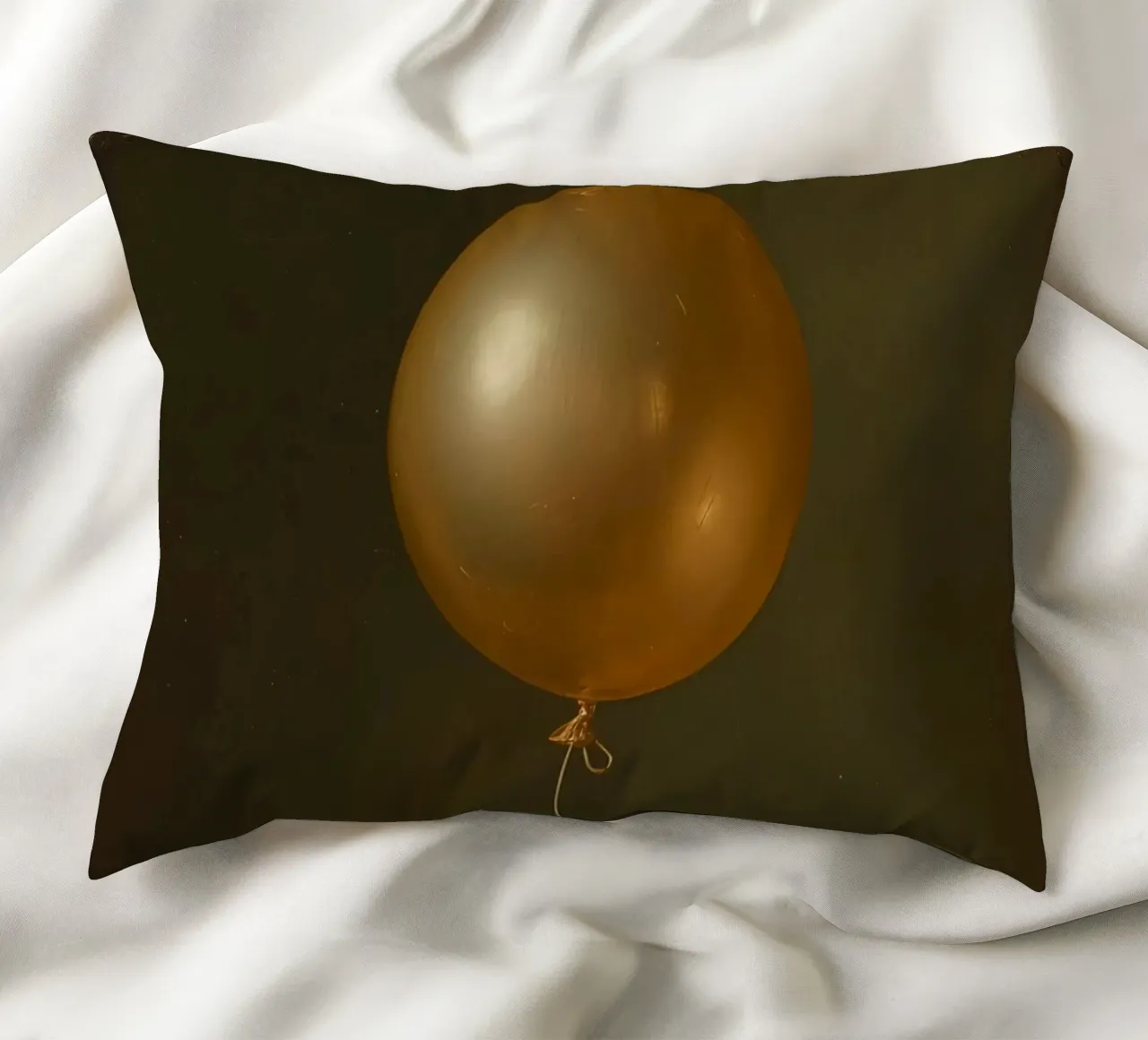 Pallone d'oro tenuto da una mano su uno sfondo scuro cuscino da DesignDoodle