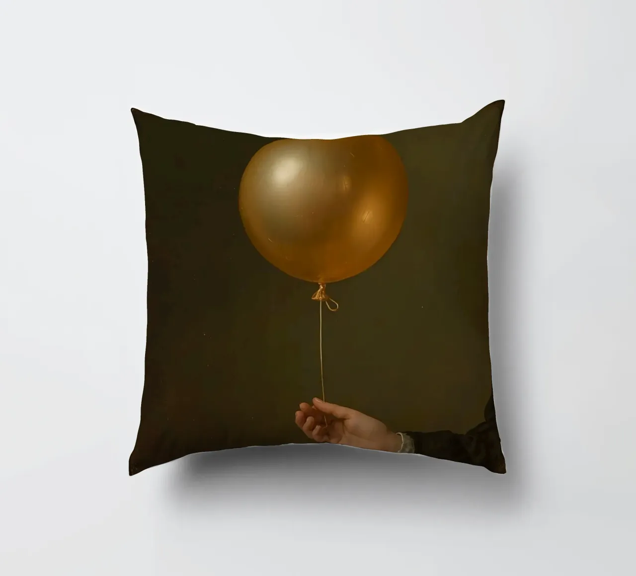 Pallone d'oro tenuto da una mano su uno sfondo scuro cuscino da DesignDoodle