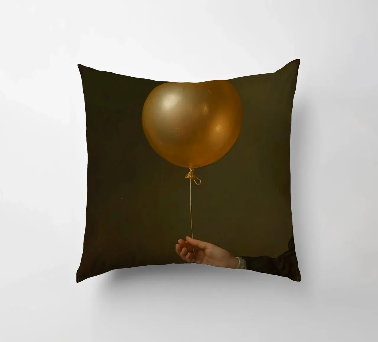 Pallone d'oro tenuto da una mano su uno sfondo scuro cuscino da DesignDoodle