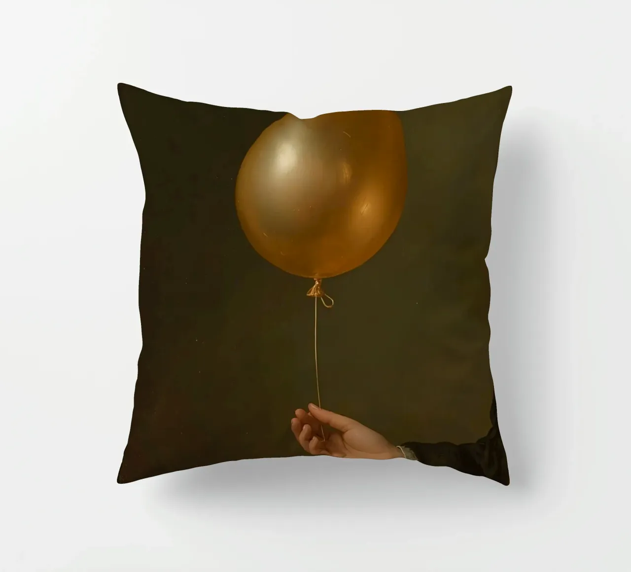 Pallone d'oro tenuto da una mano su uno sfondo scuro cuscino da DesignDoodle
