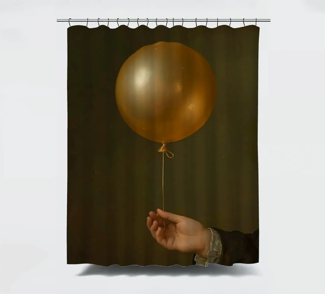 Pallone d'oro tenuto da una mano su uno sfondo scuro tenda da doccia da DesignDoodle