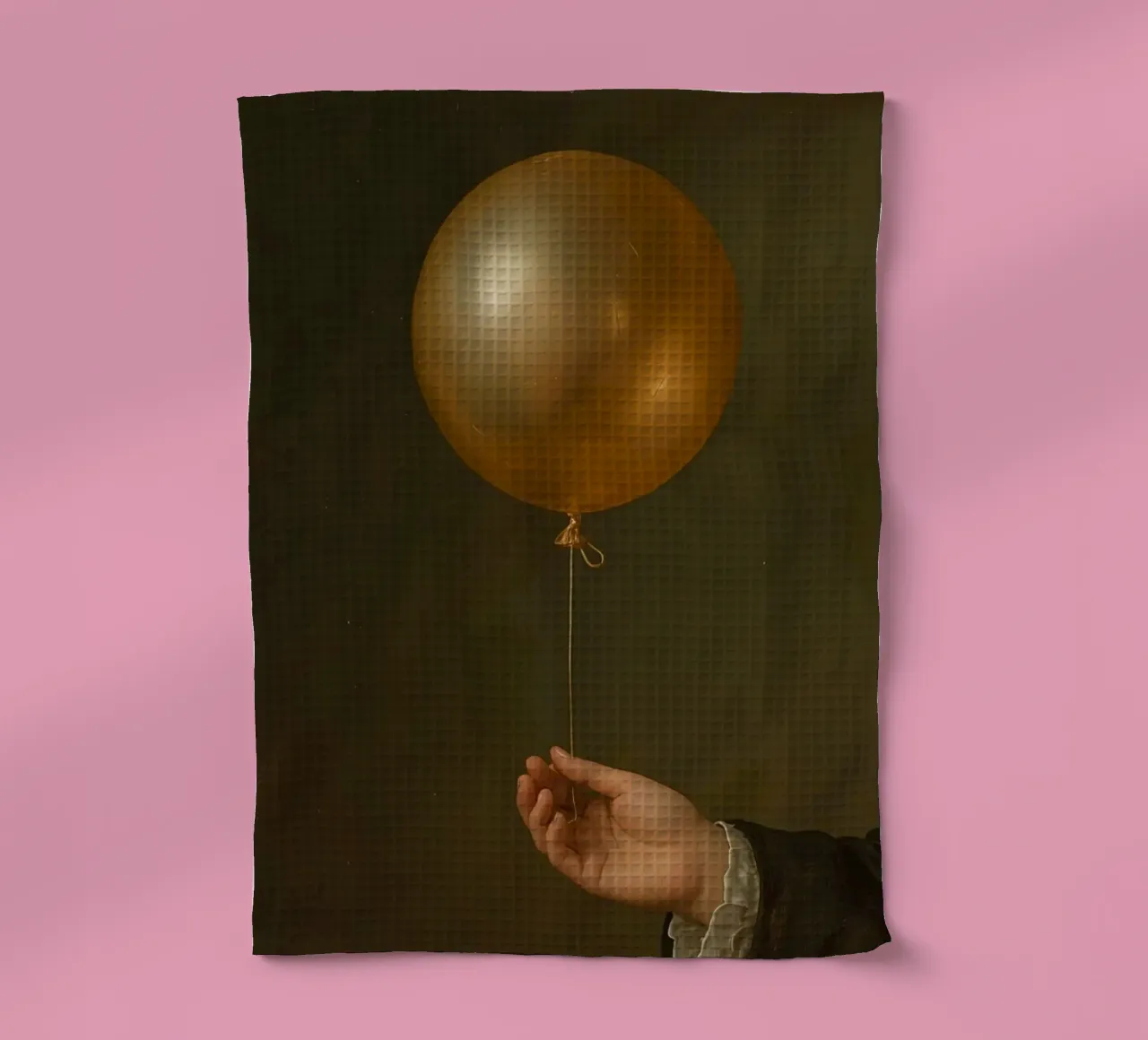 Goldener Luftballon, der von einer Hand vor einem dunklen Hintergrund gehalten wird Geschirrtuch von DesignDoodle