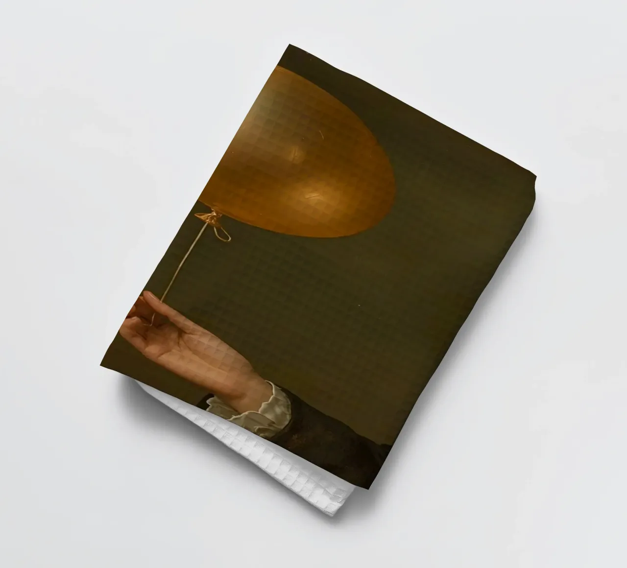 Goldener Luftballon, der von einer Hand vor einem dunklen Hintergrund gehalten wird Geschirrtuch von DesignDoodle